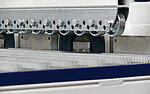 KEM2 150 Entgratmaschine Detailansicht Bürstenauflage Werkstueckniederhalter Schleifteller
