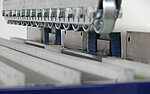 KEM2 150 Entgratmaschine Detailansicht Werkstueckniederhalter Werkstueckanschlag